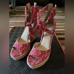 Jessica Simpson bandana red wedges